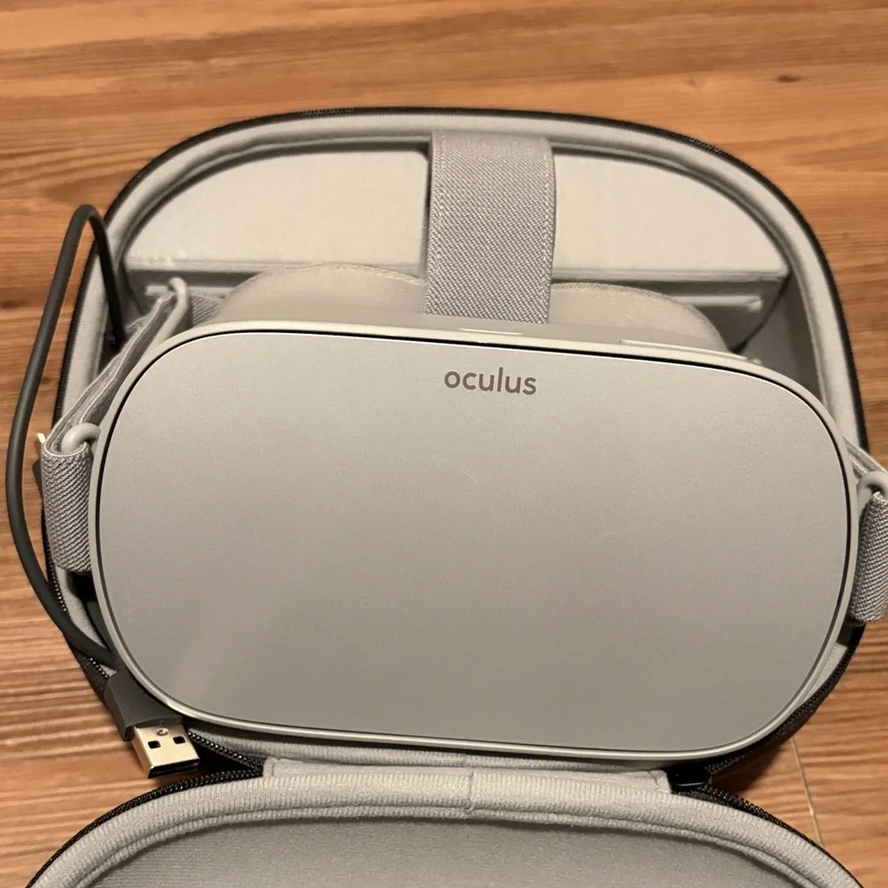 Oculus Gray Standalone VR Headset with Case